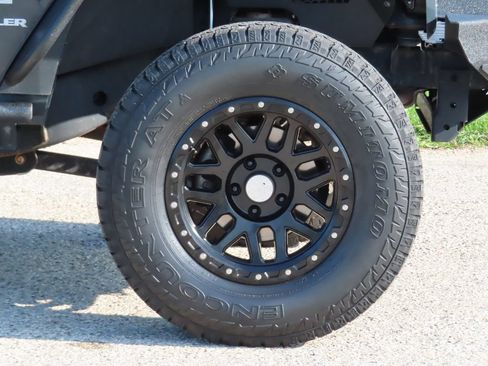 Used 2017 Jeep Wrangler Sport w/ Quick Order Package 24S AWD/4WD image 10