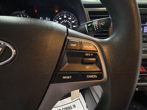 Used 2017 Hyundai Elantra SE image 17