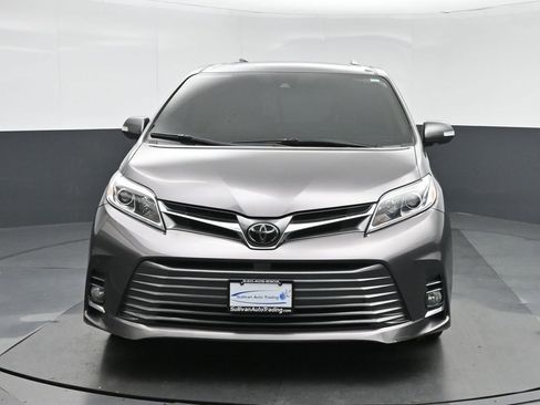 Used 2018 Toyota Sienna Limited image 2