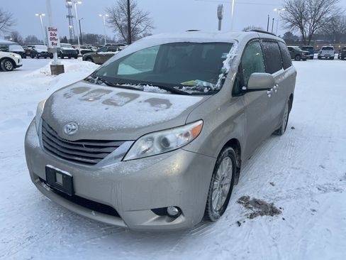 Used 2016 Toyota Sienna XLE image 12