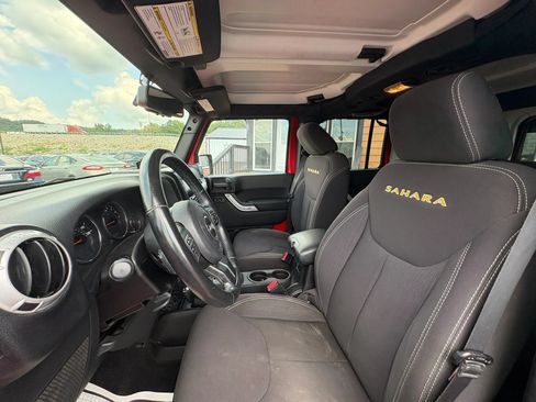 Used 2014 Jeep Wrangler Unlimited Sahara w/ Dual Top Group AWD/4WD image 18