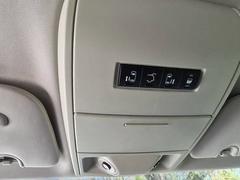 Used 2011 Chrysler Town & Country Touring w/ Entertainment Group #1 FWD image 28