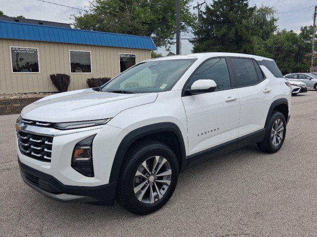 Used 2025 Chevrolet Equinox LT FWD image 2