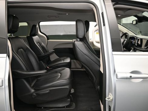 Used 2024 Chrysler Pacifica Select image 45