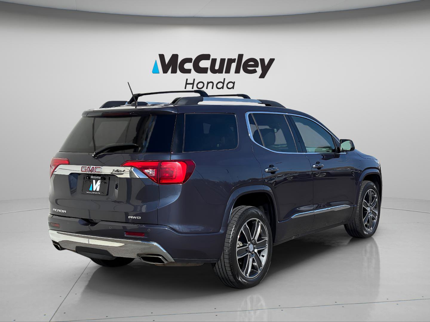 Used 2019 GMC Acadia Denali w/ Technology Package AWD/4WD image 3