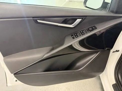 Used 2025 Kia Niro EX FWD image 13