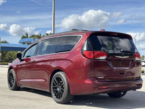 Used 2017 Chrysler Pacifica Touring image 6
