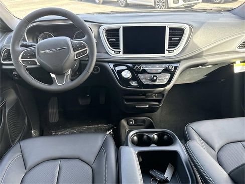 New 2026 Chrysler Pacifica Select image 3