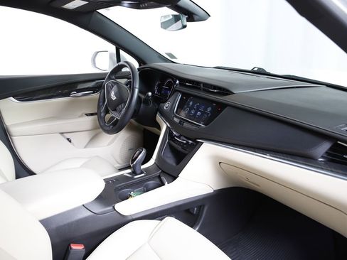 Used 2018 Cadillac XT5 AWD image 8