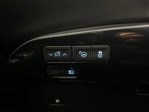 Certified 2022 Toyota Prius FWD image 28