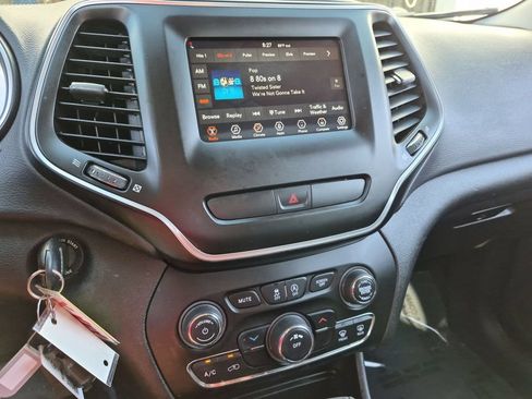 Used 2019 Jeep Cherokee Latitude w/ Popular Appearance Group FWD image 16