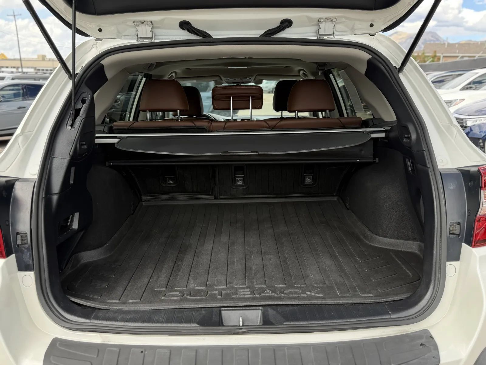 Used 2018 Subaru Outback 3.6R Touring w/ Popular Package #3 AWD/4WD image 18