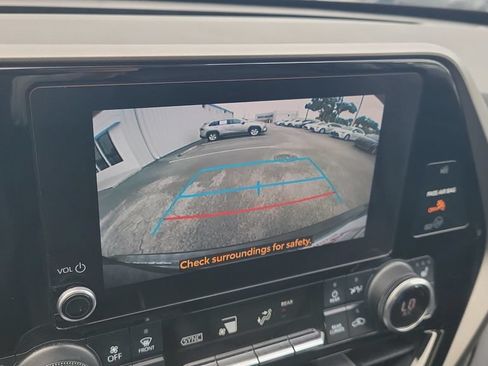 Used 2023 Toyota Highlander XLE FWD image 18