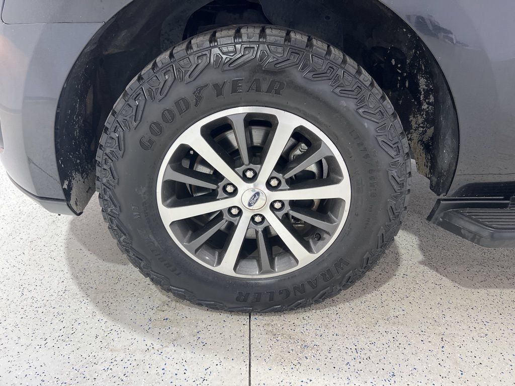 Used 2019 Ford Expedition XLT w/ Equipment Group 201A AWD/4WD image 31