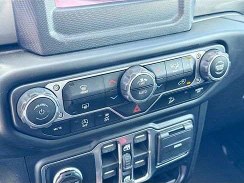 Used 2020 Jeep Wrangler Unlimited Sahara AWD/4WD image 15