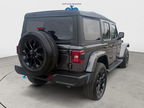 Used 2023 Jeep Wrangler Unlimited Sahara w/ Cold Weather Group AWD/4WD image 6