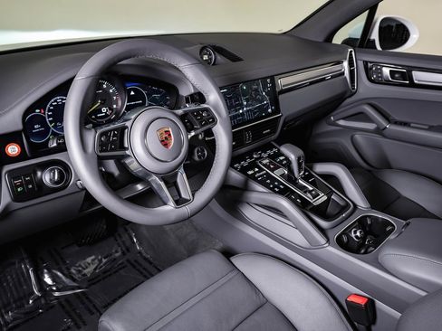 Certified 2023 Porsche Cayenne Platinum Edition image 4