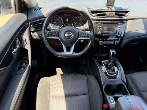 Used 2017 Nissan Rogue SV AWD/4WD image 14