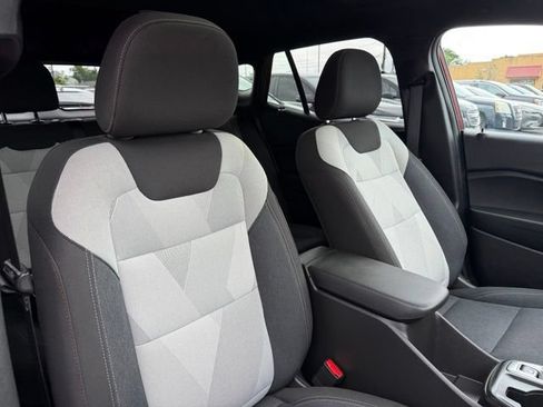 Used 2025 Chevrolet Trax RS w/ Sunroof Package FWD image 17