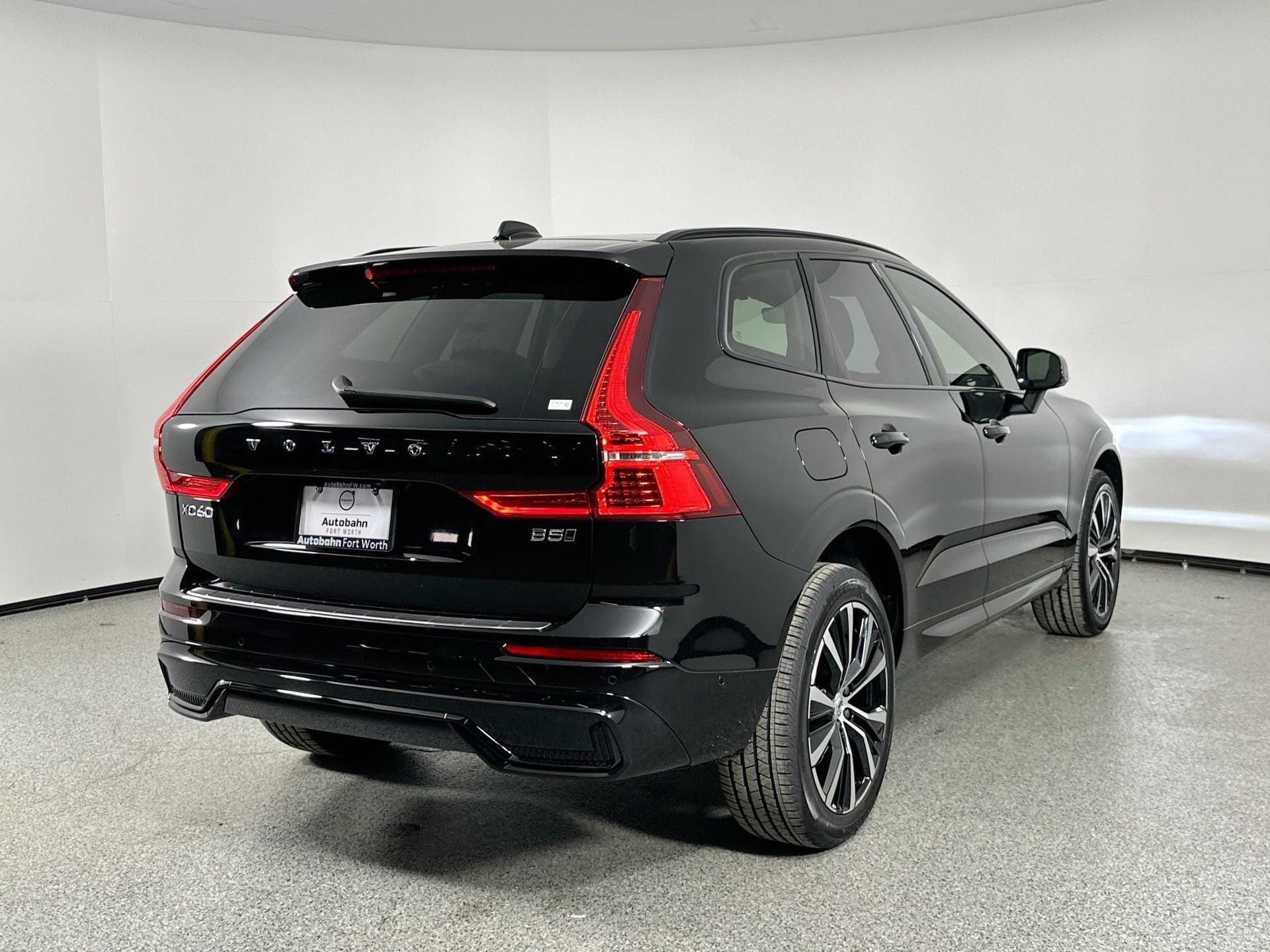 Certified 2025 Volvo XC60 B5 Plus w/ Protection Package Premier AWD/4WD image 5
