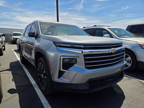 Used 2025 Chevrolet Traverse LT w/ Sun and Wheel Package FWD image 1