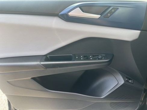 Certified 2023 Volkswagen Taos SE w/ Black Wheel Package image 25