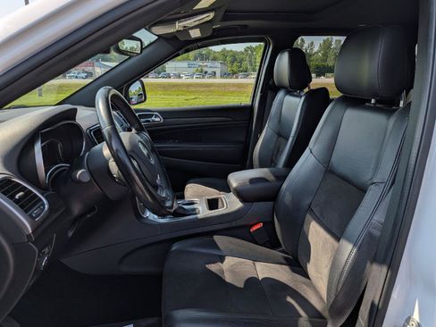 Used 2020 Jeep Grand Cherokee Altitude AWD/4WD image 11