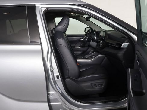 Used 2020 Toyota Highlander XLE image 31