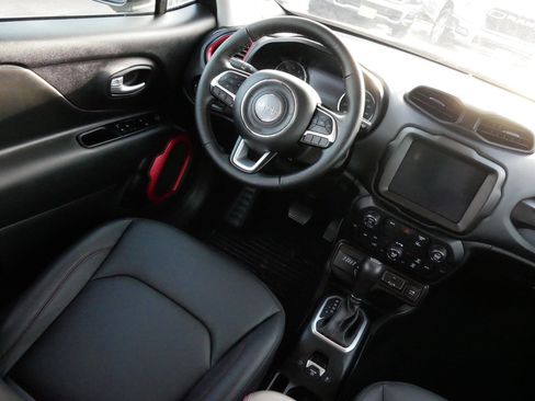 Used 2023 Jeep Renegade Trailhawk w/ Trailhawk Elite Group image 9