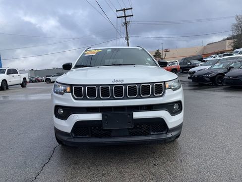 Used 2024 Jeep Compass Latitude AWD/4WD image 5