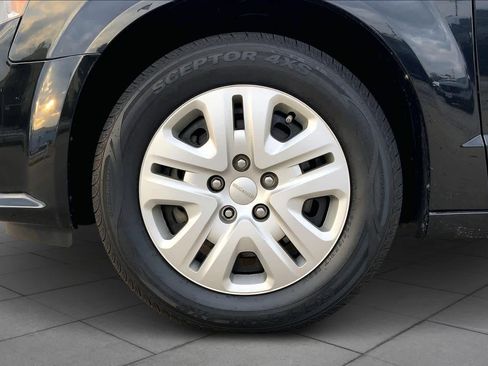 Used 2020 Dodge Grand Caravan SE w/ UConnect Hands-Free Group image 11