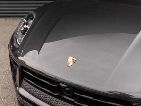Certified 2025 Porsche Macan AWD/4WD image 10