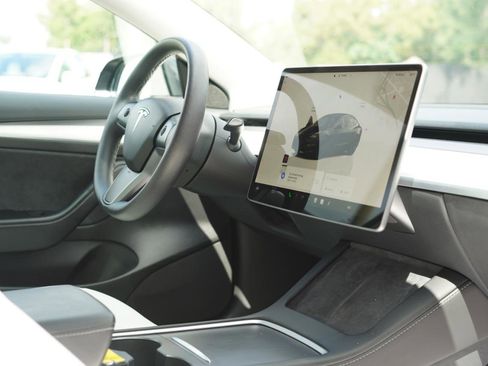 Used 2023 Tesla Model 3 Standard Range RWD image 9