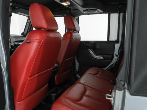 Used 2013 Jeep Wrangler Unlimited Rubicon image 35
