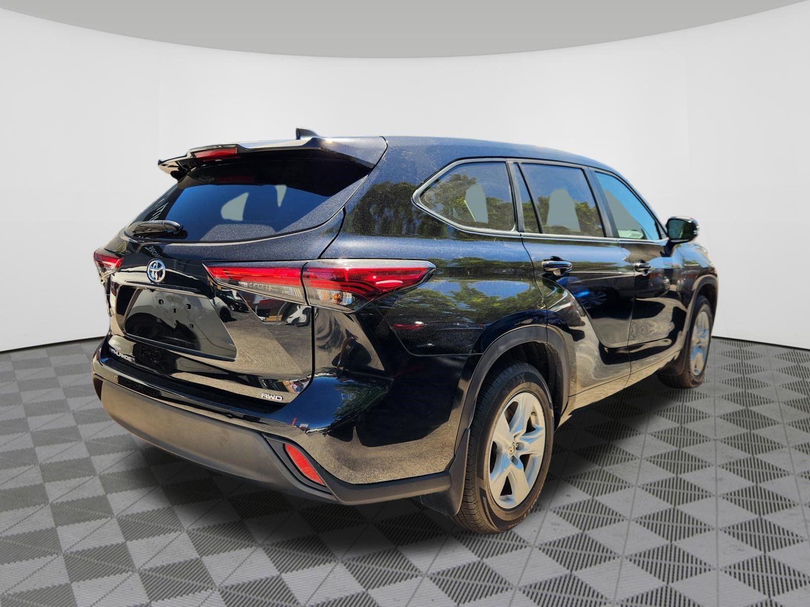 Used 2023 Toyota Highlander L AWD/4WD image 4
