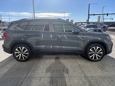 Certified 2022 Volkswagen Taos SE w/ Panoramic Sunroof Package image 8