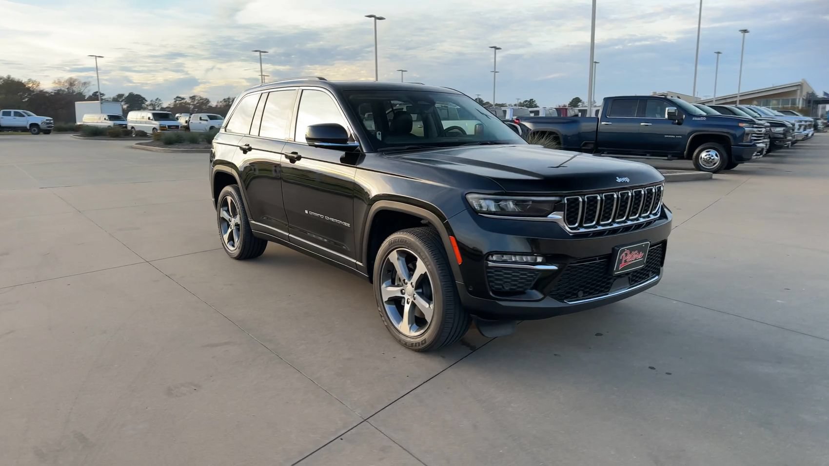 New 2023 Jeep Grand Cherokee 4WD 4xe w/ Luxury Tech Group II image 2
