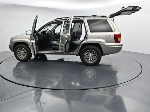 Used 2004 Jeep Grand Cherokee Limited w/ Trailer Tow Group IV AWD/4WD image 28