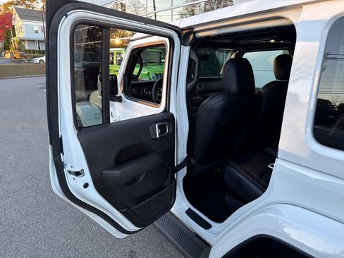 Used 2023 Jeep Wrangler Unlimited Sahara image 29