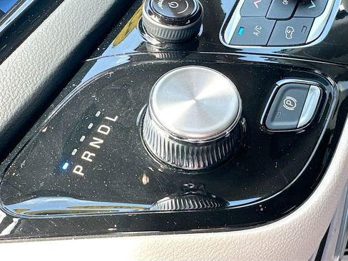 Used 2023 Chrysler Pacifica Touring-L FWD image 17