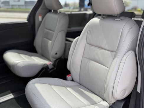 Used 2017 Toyota Sienna Limited Premium image 19