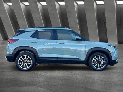 Used 2025 Chevrolet TrailBlazer LT FWD image 3