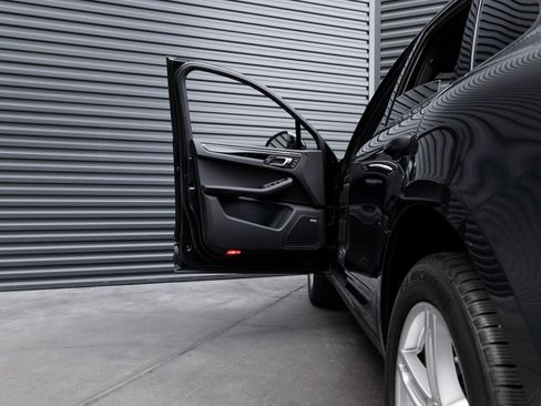 Certified 2025 Porsche Macan image 13