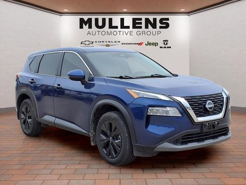 Used 2022 Nissan Rogue SV FWD image 3