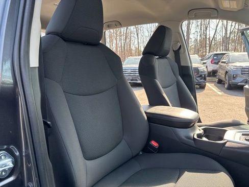 Used 2021 Toyota RAV4 LE image 22