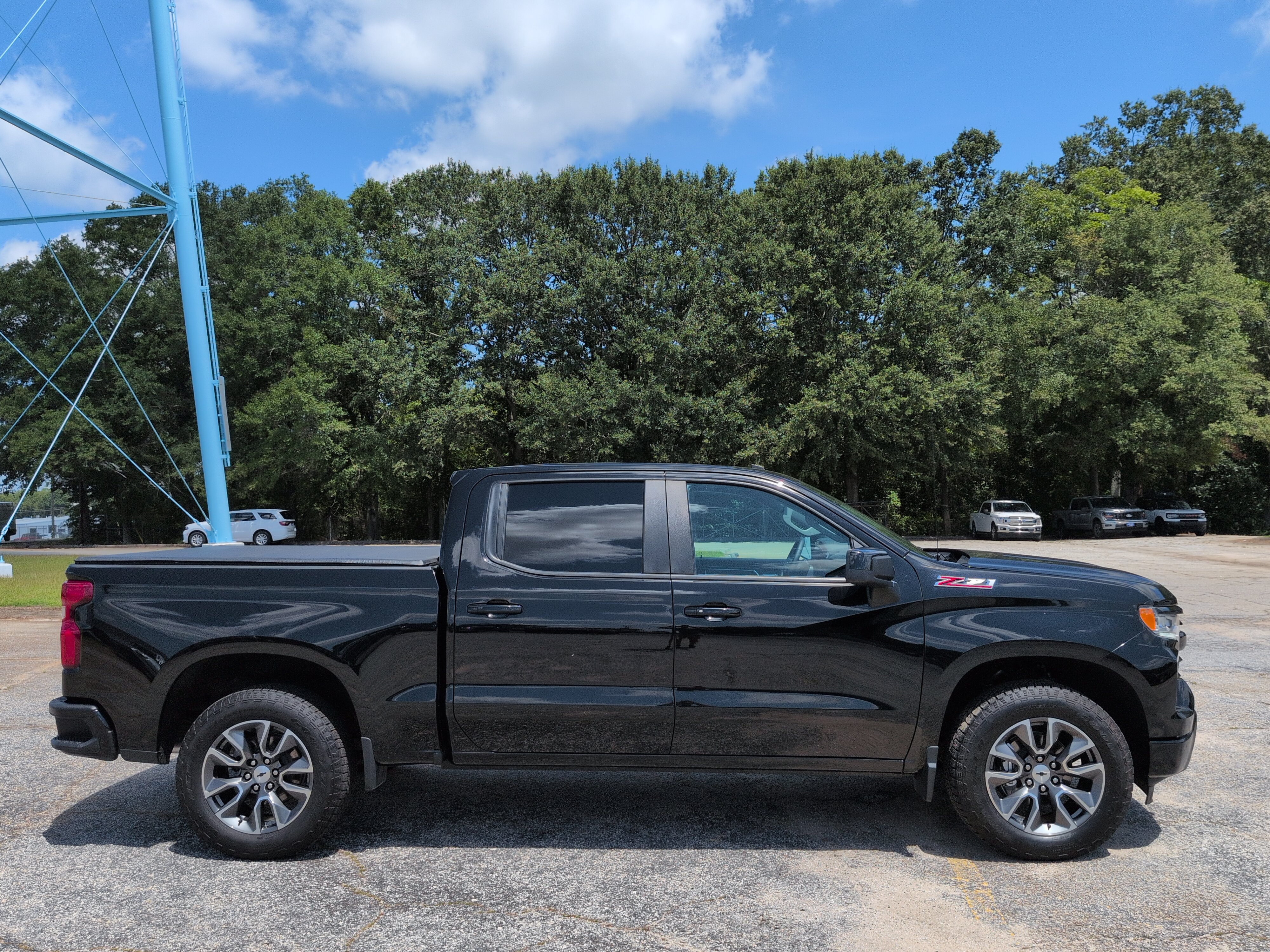 Used 2023 Chevrolet Silverado 1500 RST AWD/4WD image 2