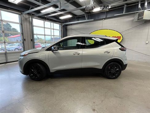 Used 2023 Chevrolet Bolt EUV LT w/ Convenience Package FWD image 2