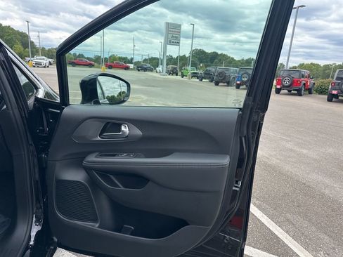 New 2026 Chrysler Pacifica Select FWD image 14