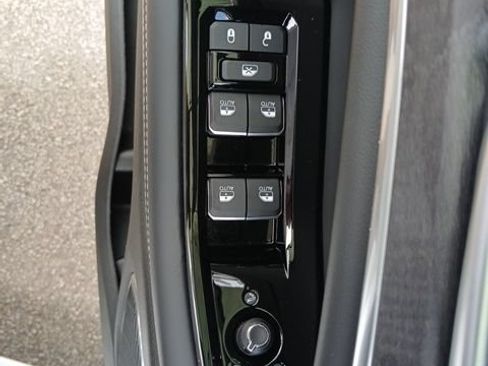 Used 2023 Jeep Grand Cherokee Overland w/ Adv Protech Group III AWD/4WD image 58