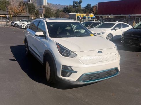 Used 2020 Kia Niro EX Premium w/ Cold Weather Package FWD image 5